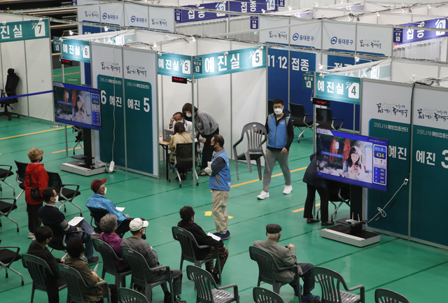 [서울=뉴시스]김형수 기자 =20일 서울 동대문구 동대문구체육관 코로나19접종센터에서 75세 이상 어르신들이 예방접종순서를 기다리고 있다.&nbsp; 2021.04.20. kyungwoon59@newsis.com