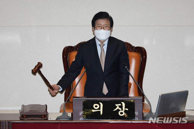[서울=뉴시스]김진아 기자 = 박병석 국회의장이 20일 오후 서울 여의도 국회 본회의장에서 열린 제386회(임시회) 제2차 본회의에서 개의 선언을 하고 있다. (공동취재사진) 2021.04.20. photo@newsis.com