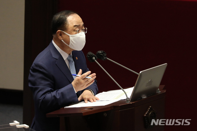 [서울=뉴시스]김진아 기자 = 홍남기 국무총리 직무대행이 20일 서울 여의도 국회 본회의장에서 열린 경제 분야 대정부질문에 출석해 의원 질의에 답변하고 있다. (공동취재사진) 2021.04.20. photo@newsis.com