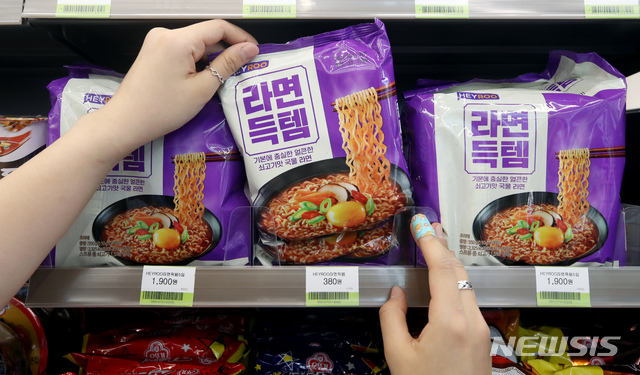 [서울=뉴시스]김병문 기자 = 라면가격이 급등하자 저렴한 편의점 PB라면을 찾는 수요가 증가하고 있다. 사진은 지난 2021년 4월 20일 오후 서울 강남구 CU BGF사옥점에서 직원이 자체 브랜드 라면을 진열하는 모습. 2021.04.20. dadazon@newsis.com