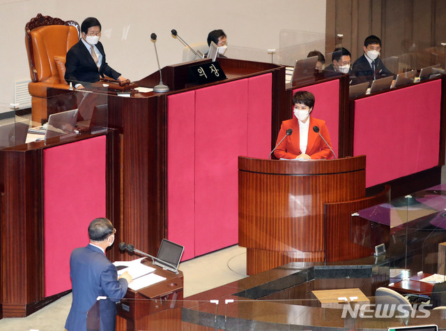 [서울=뉴시스]전진환 기자 = 김은혜 국민의힘 의원 20일 오후 제386회국회(임시회) 제2차 본회의가 열린 서울 여의도 국회 본회의장에서 홍남기 경제부총리 겸 기획재정부장관에게 경제 분야 대정부질문을 하고 있다. 2021.04.20. amin2@newsis.com