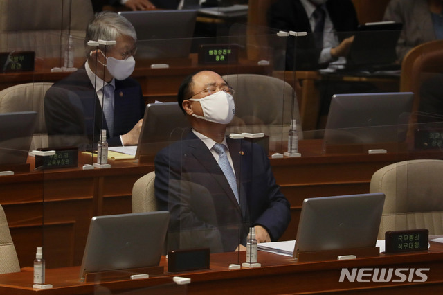 [서울=뉴시스]김진아 기자 = 홍남기 국무총리 직무대행이 20일 서울 여의도 국회 본회의장에서 열린 경제 분야 대정부질문에 자리하고 있다. (공동취재사진) 2021.04.20. photo@newsis.com