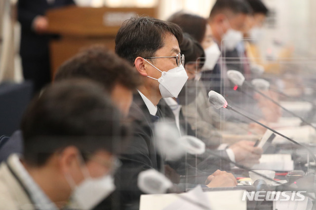 [서울=뉴시스]배훈식 기자 = 박준식 최저임금위원회 위원장이 20일 오후 서울 중구 한국프레스센터에서 열린 '최저임금위원회 제1차 전원회의'에 참석해 발언하고 있다.(공동취재사진) 2021.04.20. photo@newsis.com