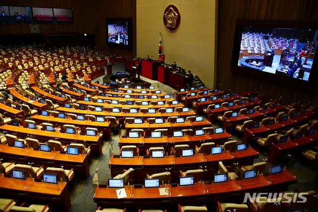 [서울=뉴시스]김진아 기자 = 20일 오후 서울 여의도 국회 본회의장에서 열린 경제 분야 대정부질문에 국민의힘 의원들이 김상희 국회부의장의 전날 발언에 대해 사과를 요구하며 퇴장해 의석이 비어있다. (공동취재사진) 2021.04.20. photo@newsis.com