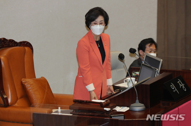 [서울=뉴시스]김진아 기자 = 김상희 국회부의장이 20일 경제분야 대정부질문이 열린 국회 본회의를 주재하고 있다. (공동취재사진) 2021.04.20. photo@newsis.com