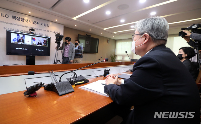 [서울=뉴시스]홍효식 기자 = 이재갑 고용노동부 장관이 20일 오후 서울 중구 서울지방노동청에서 열린 ILO(International Labour Organization, 국제노동기구) 핵심협약 비준서 기탁식에서 가이 라이더(Ryder, Guy) ILO 사무총장과 화상으로 발언하고 있다. 2021.04.20. yesphoto@newsis.com