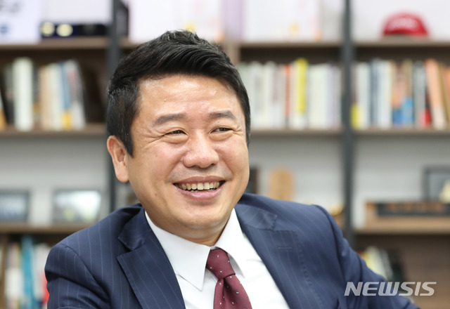 [서울=뉴시스]전진환 기자 = 국민의힘 원내대표 경선에 출마한 유의동 의원이 20일 서울 여의도 국회 의원회관 의원실에서 뉴시스와 인터뷰를 하고 있다. 2021.04.25. amin2@newsis.com