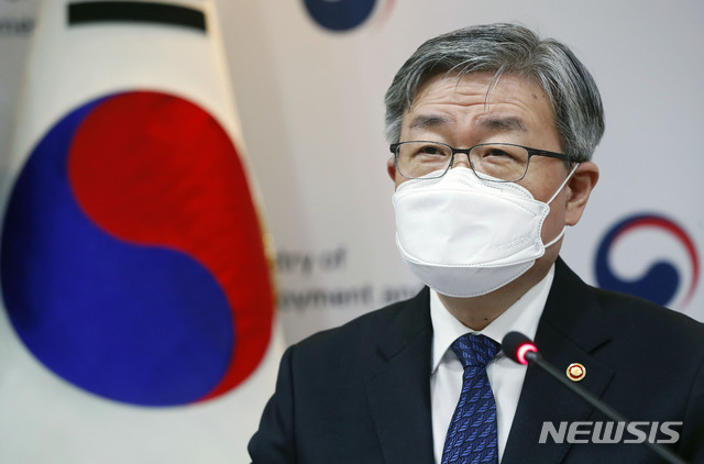 [서울=뉴시스]홍효식 기자 = 이재갑 고용노동부 장관이 20일 오후 서울 중구 서울지방노동청에서 열린 ILO(International Labour Organization, 국제노동기구) 핵심협약 비준서 기탁식에서 가이 라이더(Ryder, Guy) ILO 사무총장과 화상으로 발언하고 있다. 2021.04.20. yesphoto@newsis.com