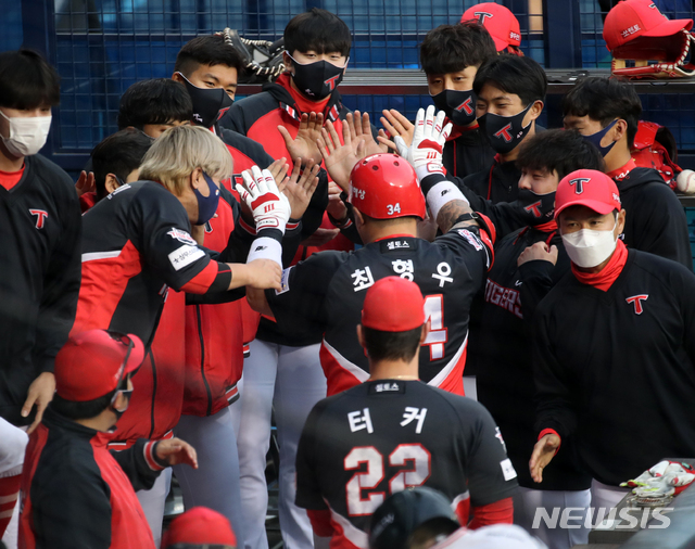 [서울=뉴시스]박주성 기자 = 20일 오후 서울 송파구 잠실야구장에서 열린 2021 신한은행 SOL KBO리그 KIA 타이거즈와 LG 트윈스의 경기, 1회초 투아웃 주자 2루에서 KIA 최형우가 투런 홈런을 치고 팀 동료들과 기쁨을 나누고 있다. 2021.04.20. park7691@newsis.com