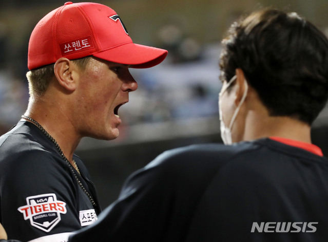 [서울=뉴시스]박주성 기자 = 20일 오후 서울 송파구 잠실야구장에서 열린 2021 신한은행 SOL KBO리그 KIA 타이거즈와 LG 트윈스의 경기, 4회말 만루 위기를 막은 KIA 선발 브룩스가 덕아웃으로 들어오고 있다. 2021.04.20. park7691@newsis.com