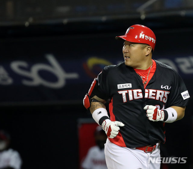 [서울=뉴시스]박주성 기자 = 20일 오후 서울 송파구 잠실야구장에서 열린 2021 신한은행 SOL KBO리그 KIA 타이거즈와 LG 트윈스의 경기, 5회초 투아웃 주자 1루에서 KIA 최형우가 투런 홈런을 치고 덕아웃으로 들어오고 있다. 이날 최형우는 이 홈런으로 2000안타를 달성했다. 2021.04.20. park7691@newsis.com