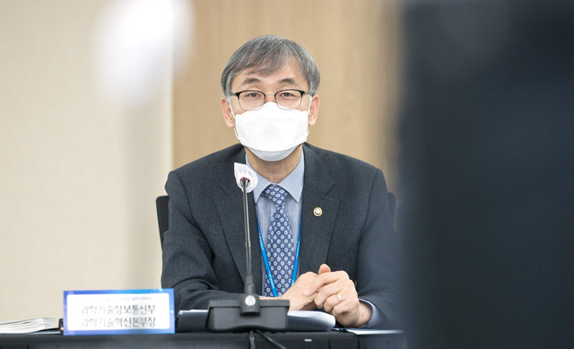 [서울=뉴시스]홍효식 기자 = 김성수 과학기술정보통신부 과학기술혁신본부장이 20일 오후 세종특별자치시 세종파이낸스센터 과기정통부 대회의실에서 '제17회 과학기술관계장관회의 실무조정회의'를 주재하고 있다. (사진=과학기술정보통신부 제공) 2021.04.20. photo@newsis.com *재판매 및 DB 금지