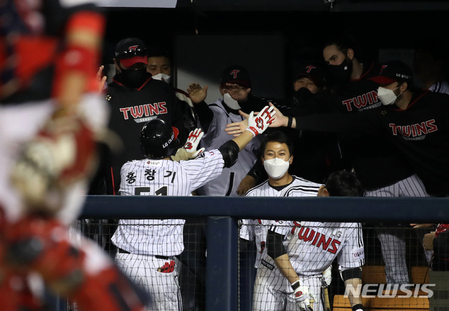 [서울=뉴시스]박주성 기자 = 20일 오후 서울 송파구 잠실야구장에서 열린 2021 신한은행 SOL KBO리그 KIA 타이거즈와 LG 트윈스의 경기, 8회말 노아웃 주자 1루에서 LG 홍창기가 투런 홈런을 치고 팀 동료들과 기쁨을 나누고 있다. 2021.04.20. park7691@newsis.com