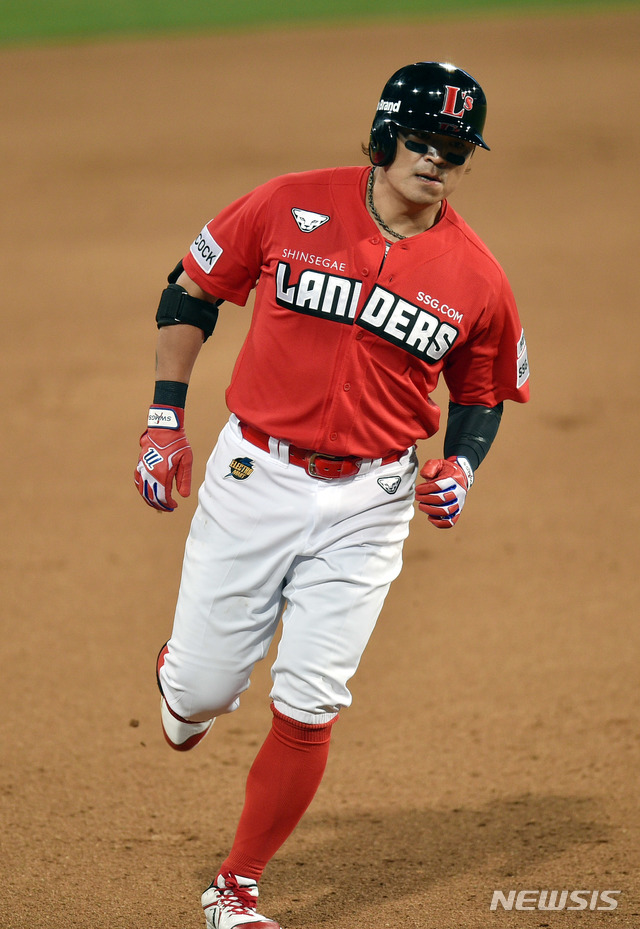 [대구=뉴시스]이무열 기자 = 20일 오후 대구 삼성라이온즈파크에서 열린 '2021 프로야구 신한은행 SOL KBO리그' 삼성 라이온즈와 SSG 랜더스의 경기, 8회초 1사 상황에서 SSG 추신수가 멀티 홈런을 날린 후 베이스를 돌고 있다. 2021.04.20. lmy@newsis.com 