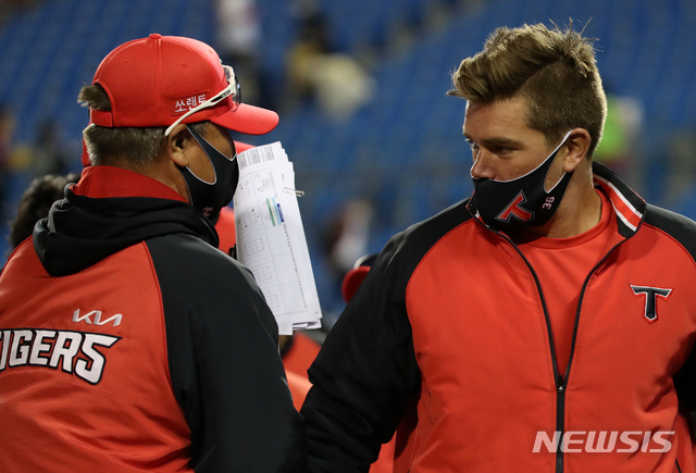 [서울=뉴시스]박주성 기자 = 20일 오후 서울 송파구 잠실야구장에서 열린 2021 신한은행 SOL KBO리그 KIA 타이거즈와 LG 트윈스의 경기에서 승리 투수가 된 KIA 브룩스가 코칭스테프와 인사를 나누고 있다. 2021.04.20. park7691@newsis.com