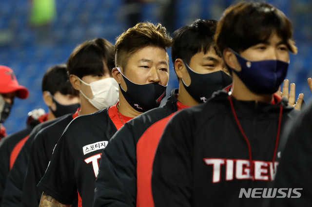 [서울=뉴시스]박주성 기자 = 20일 오후 서울 송파구 잠실야구장에서 열린 2021 신한은행 SOL KBO리그 KIA 타이거즈와 LG 트윈스의 경기에서 KIA가 6대 3으로 승리 후 선수들이 코칭스테프와 인사를 나누고 있다. 2021.04.20. park7691@newsis.com