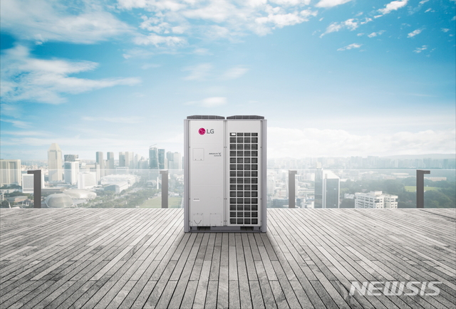 [서울=뉴시스] 업계 최초로 국제표준 기반 인공지능 품질인증인 'AI+(에이아이플러스)' 인증을 받은 LG 휘센 시스템 에어컨 대표제품 '멀티브이(MULTI V)' (제공=LG전자)