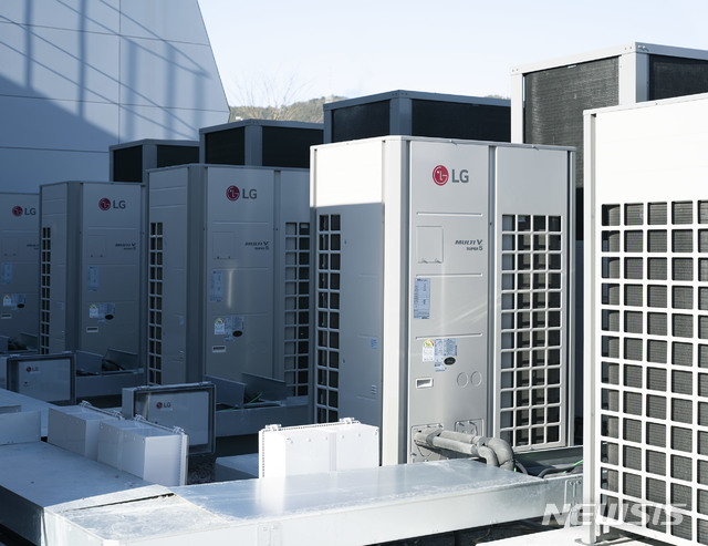 [서울=뉴시스] 업계 최초로 국제표준 기반 인공지능 품질인증인 'AI+(에이아이플러스)' 인증을 받은 LG 휘센 시스템 에어컨 대표제품 '멀티브이(MULTI V)' (제공=LG전자)