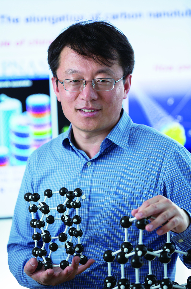 UNIST(울산과학기술원) 신소재공학과 펑 딩 교수가 그래핀 구조체를 들고 있다. 2021.04.21. (사진=UNIST 제공) photo@newsis.com *재판매 및 DB 금지