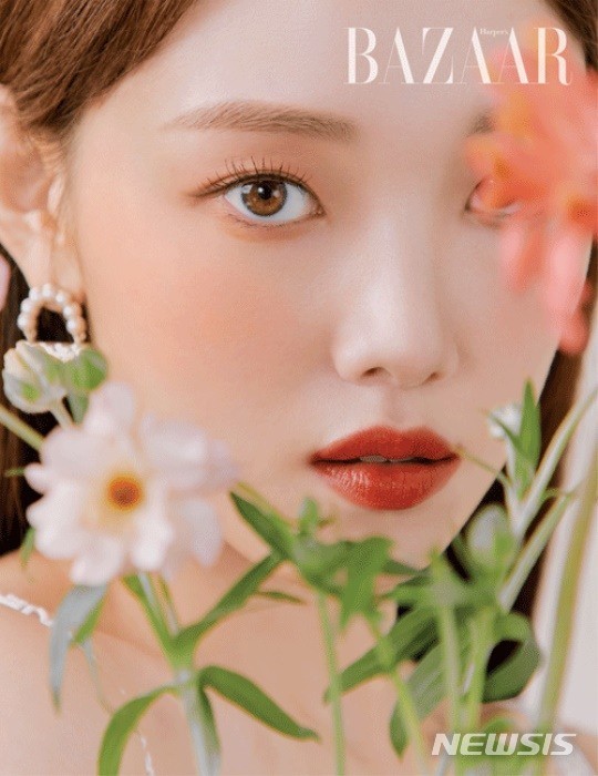 [서울=뉴시스] 이성경 하퍼스 바자 화보. 사진 = 하퍼스 바자 코리아. 2021.4.21. photo@newsis.com