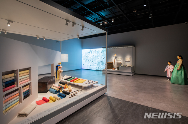 [서울=뉴시스] 국립민속박물관 상설전시관1 '한국인의 하루' 시장 풍경- 옷감 가게 (사진=국립민속박물관 제공) 2021.04.21. photo@newsis.com