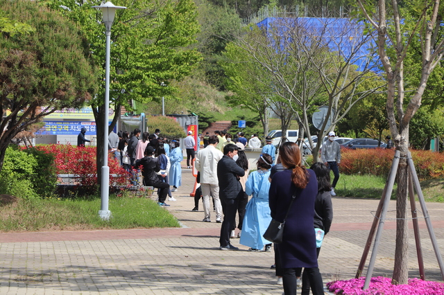 [사천=뉴시스] 지난 21일 경남 사천시보건소 앞에 설치된 임시선별진료소에서 코로나19 진단검사를 받고 있다. 2021.04.21. kyk@newsis.com *재판매 및 DB 금지