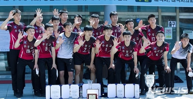 [수원=뉴시스]수원 수성고 배구부.(수성고 제공)