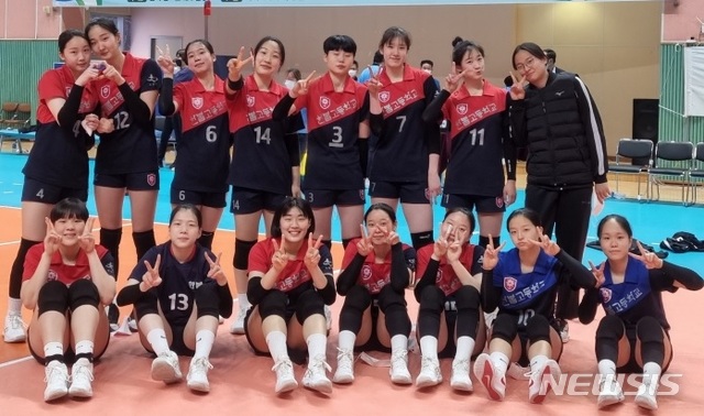 [수원=뉴시스]수원 한봄고 배구부.(한봄고 제공)