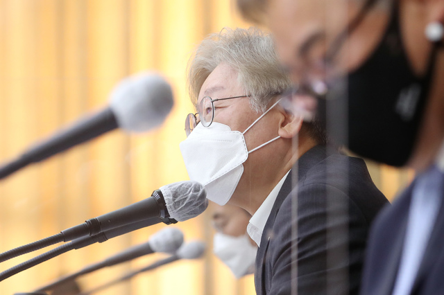 21일 오후 경기도청 신관 4층 제1회의실에서 열린 4월 확대간부회의에서 이재명 경기도지사가 인사말을 하고 있다. (사진=경기도 제공)