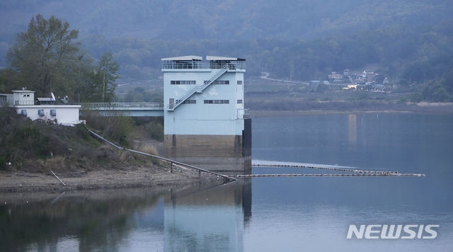 [청주=뉴시스]이민우 기자 = 21일 충북 청주시 문의면 문의대교 인근 산불진화헬기가 추락한 지점에서 3㎞가량 떨어진 곳에 대청호 취수탑이 위치해있다. 2021.04.21. lmw3837@newsis.com
