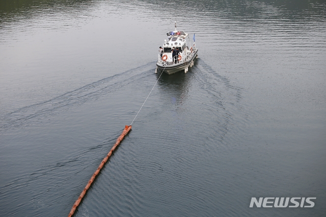 [청주=뉴시스]이민우 기자 = 21일 충북 청주시 문의면 문의대교 인근 산불진화헬기가 추락한 지점에서 금강유역환경청이 항공유 확산방지 작업을 하고 있다. 2021.04.21. lmw3837@newsis.com