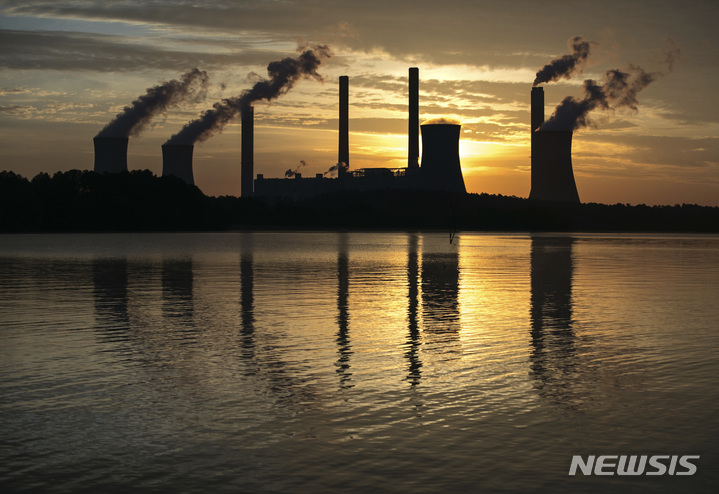 [AP/뉴시스]미국의 한 석탄화력발전소. 2021.11.01.  photo@newsis.com