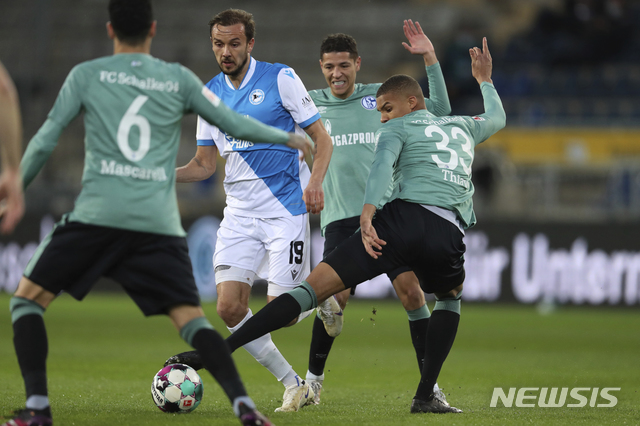 [빌레펠트=AP/뉴시스] 30년 만에 강등된 분데스리가 명문 샬케04. 2021.04.20.