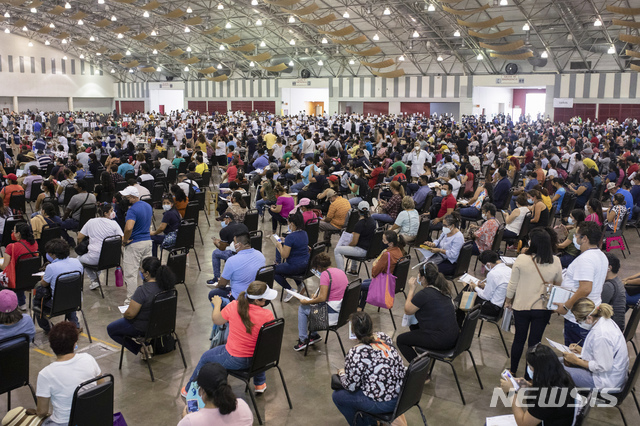 [보카델리오=AP/뉴시스]20일(현지시간) 멕시코 베라크루스주 보카 델 리오의 세계무역센터(WTC)에 마련된 코로나19 백신 접종소에서 교육 종사자들이 중국산 캔시노 백신 접종 순서를 기다리고 있다. 멕시코 정부는 오는 7월 학년이 끝나기 전에 학교를 재개교 하기 위해 5개 주 교사들에게 1회만 접종하는 캔시노 백신을 투여하기 시작했다. 2021.04.21.