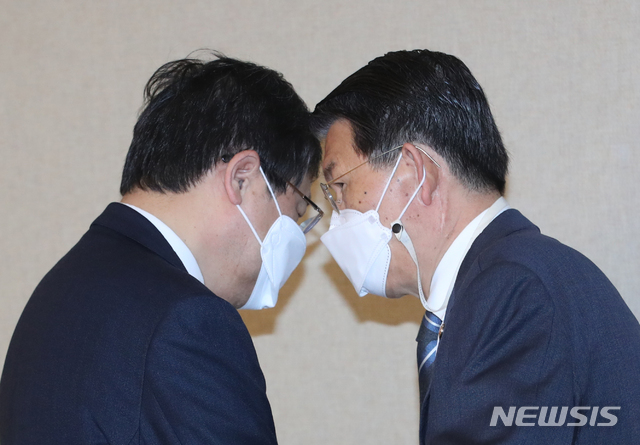 [서울=뉴시스]김명원 기자 = 은성수 금융위원장과 안일환 청와대 경제수석이 21일 오전 서울 종로구 정부서울청사에서 열린 '제20차 부동산시장 점검 관계장관화의'에서 대화를 하고 있다. (공동취재사진) 2021.04.21. photo@newsis.com