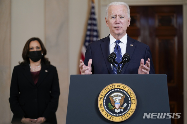 [워싱턴=AP/뉴시스]조 바이든 미국 대통령이 20일(현지시간) 조지 플로이드 사망 사건 가해자인 전직 미니애폴리스 경관 데릭 쇼빈이 2급 살인 혐의 등에 대해 유죄 평결을 받은 직후 백악관에서 기자회견을 열고 발언하고 있다. 뒤엔 카멀라 해리스 미 부통령. 쇼빈은 이날 미네소타 미니애폴리스 헤너핀카운티 법원에서 열린 재판에서 배심원단으로부터 2급 살인, 3급 살인, 2급 과실치사 등 3개 혐의에 대해 모두 유죄 평결을 받았다. 2021.04.21. 