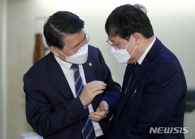 [서울=뉴시스]김명원 기자 = 은성수(왼쪽) 금융위원장과 안일환 청와대 경제수석이 21일 오전 서울 종로구 정부서울청사에서 열린 제20차 부동산시장 점검 관계장관회의에 참석해 대화하고 있다.(공동취재사진) 2021.04.21. photo@newsis.com