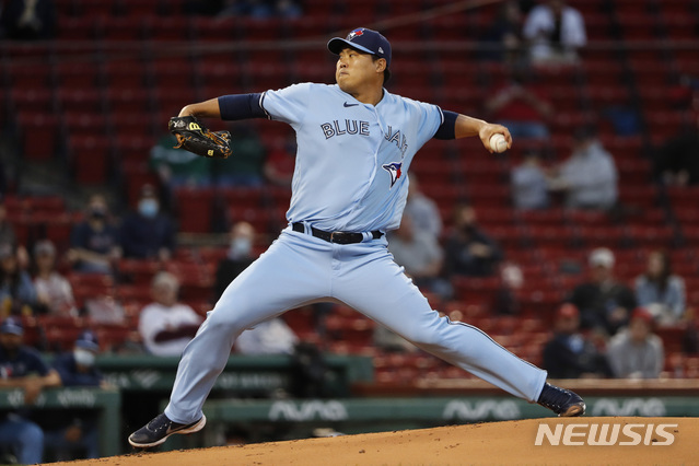 [보스턴=AP/뉴시스]토론토 블루제이스 류현진이 20일(현지시간) 미 매사추세츠주 보스턴의 펜웨이 파크에서 열린 2021 메이저리그(MLB) 보스턴 레드삭스와의 경기에 선발 등판해 1회 투구하고 있다. 2021.04.21.