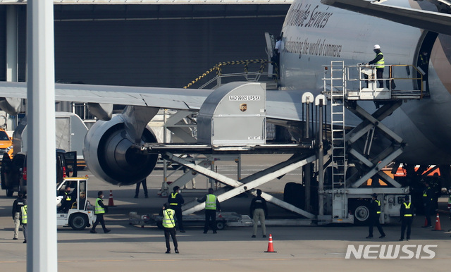 [인천공항=뉴시스]이영환 기자 = 코로나19 화이자 백신 25만회분이 21일 오전 인천국제공항 화물터미널에 도착하고 있다. 2021.04.21. 20hwan@newsis.com