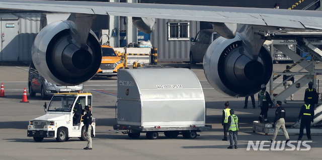 [인천공항=뉴시스]이영환 기자 = 코로나19 화이자 백신 25만회분이 21일 오전 인천국제공항 화물터미널에 도착해 관계자들의 엄호속에 옮겨지고 있다. 2021.04.21. 20hwan@newsis.com