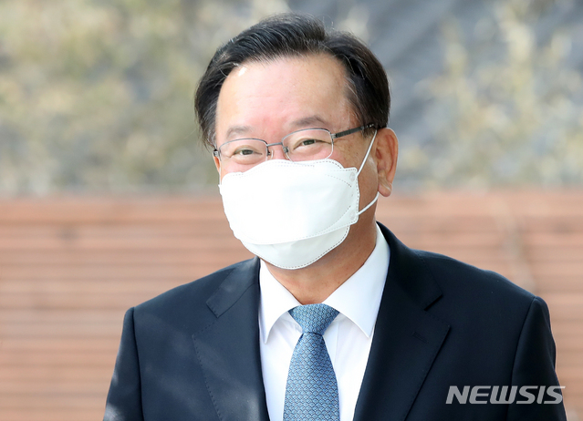 [서울=뉴시스]조수정 기자 = 김부겸 국무총리 후보자가 21일 오전 인사청문회 준비 사무실이 마련된 서울 종로구 통의동 금융감독원 연수원으로 출근하고 있다. 2021.04.21. chocrystal@newsis.com