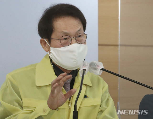 [서울=뉴시스]김명원 기자 = 지난 21일 조희연 서울시교육감이 서울 종로구 정부서울청사에서 '전국 학교 학원 코로나19 방역대응 강화 조치' 상세설명을 하고 있다. 2021.04.21. kmx1105@newsis.com