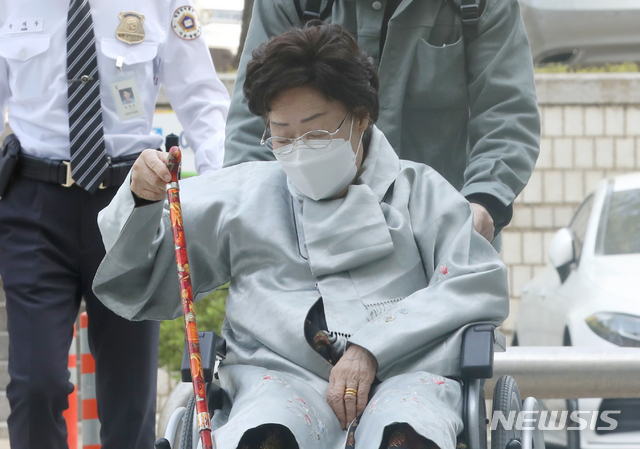 [서울=뉴시스]김병문 기자 = 이용수 할머니가 21일 오전 서울 서초구 서울중앙지방법원에서 열린 일본군 위안부 피해자와 유족들이 일본을 상대로 제기한 손해배상 청구 소송 선고기일에 출석하고 있다. 2021.04.21. dadazon@newsis.com