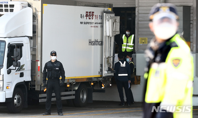 [인천공항=뉴시스]이영환 기자 = 지난달 21일 오전 화이자 백신이 인천국제공항 화물터미널에 도착해 백신 수송 관계자들이 백신을 운송 차량에 싣고 있다. 2021.04.21. 20hwan@newsis.com