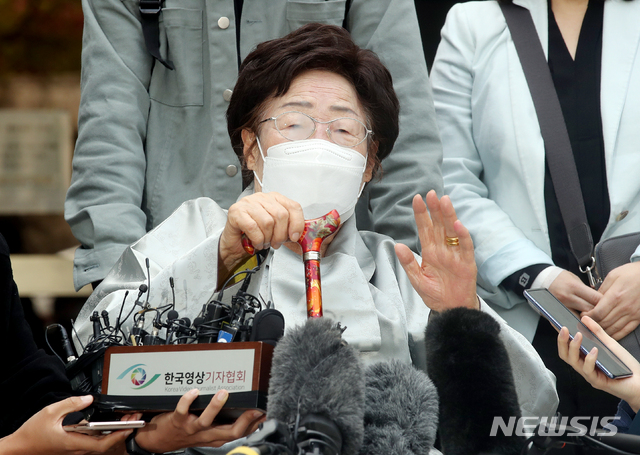 [서울=뉴시스]김병문 기자 = 이용수 할머니가 지난 4월21일 오전 서울 서초구 서울중앙지방법원에서 열린 일본군 위안부 피해자와 유족들이 일본을 상대로 제기한 손해배상 청구 소송 선고기일을 마친 뒤 입장을 밝히고 있다. 서울중앙지법 민사합의15부는 이날 이 할머니와 고 곽예남, 김복동 할머니 등 피해자와 유족 20명이 일본을 상대로 낸 손해배상 청구 소송을 각하했다. 2021.04.21. dadazon@newsis.com