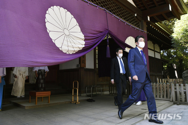 [도쿄=AP/뉴시스]지난 22일 아베 신조 일본 총리가 태평양전쟁 A급 전범이 합사된 야스쿠니 신사를 방문했다. 2021.04.23