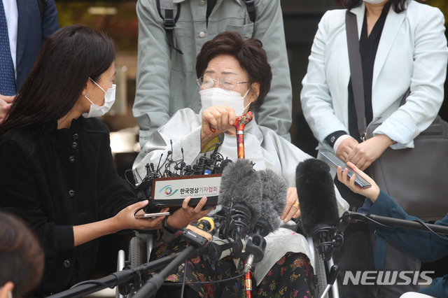 [서울=뉴시스]김병문 기자 = 이용수 할머니가 지난 4월21일 오전 서울 서초구 서울중앙지법에서 열린 일본군 위안부 피해자와 유족들이 일본을 상대로 제기한 손해배상 청구 소송 선고기일을 마친 뒤 취재진에게 질문을 받고 있다. 서울중앙지법 민사합의15부는 이날 고 곽예남, 김복동 할머니와 이용수 할머니 등 피해자와 유족 20명이 일본을 상대로 낸 손해배상 청구 소송을 각하했다. 2021.04.21. dadazon@newsis.com