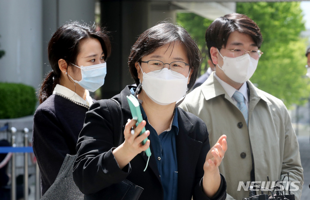 [서울=뉴시스]김병문 기자 = 이상희 변호사가 21일 오전 서울 서초구 서울중앙지방법원에서 열린 일본군 위안부 피해자와 유족들이 일본을 상대로 제기한 손해배상 청구 소송 선고기일을 마친 뒤 입장을 발표하고 있다. 2021.04.21. dadazon@newsis.com