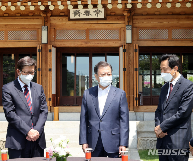 [서울=뉴시스]박영태 기자 = 문재인 대통령이 21일 청와대 상춘재에서 오세훈 서울시장, 박형준 부산시장과의 오찬 간담회에 앞서 환담하고 있다. 2021.04.21. since1999@newsis.com