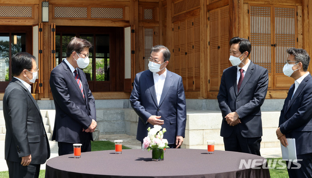 [서울=뉴시스]박영태 기자 = 문재인 대통령이 21일 청와대 상춘재에서 오세훈 서울시장, 박형준 부산시장과의 오찬 간담회에 앞서 환담하고 있다. 2021.04.21. since1999@newsis.com